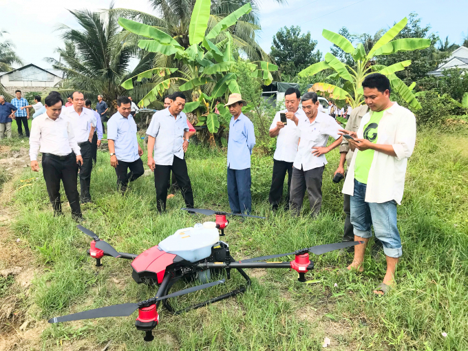 Vĩnh Long: Lần đầu tiên có dịch vụ máy bay bón phân